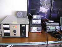 主なシャック:1000WのHenry Radio　2002-Aリンニアーアンプ、ICOM IC-275H, 電源はDaiwaの60Aスイッチング電源SS-606