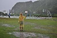 BV2KI carry the vertical R7 back to the shack in the shower rain, after the station closed