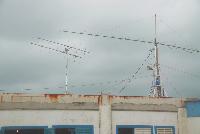 在SAMELLA屋頂上的2組2米YAGI