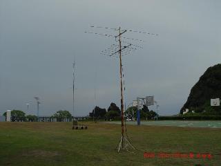 天線: R7, HF3V, 2M(下) & 6M HB9CV(上)136